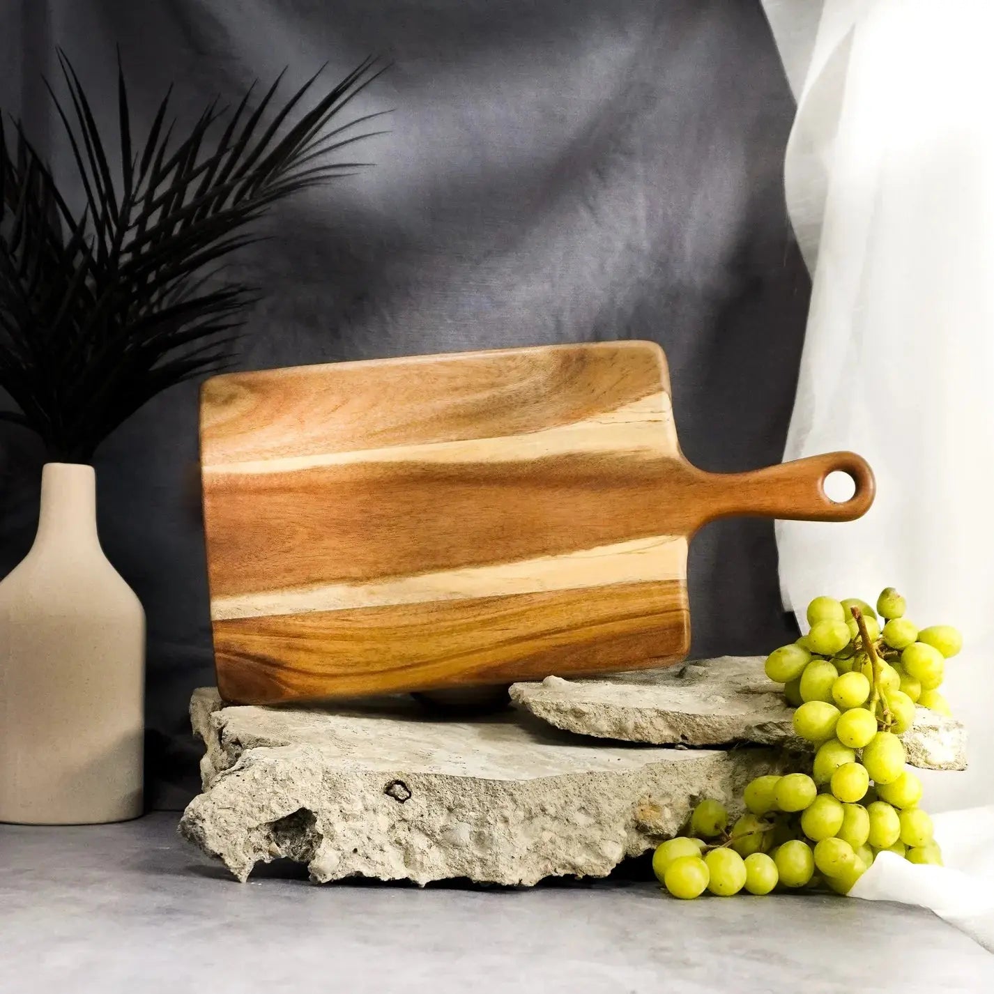 ACACIA HARDWOOD CUTTING BOARD - MEDIUM - Muse Baskets and Co.