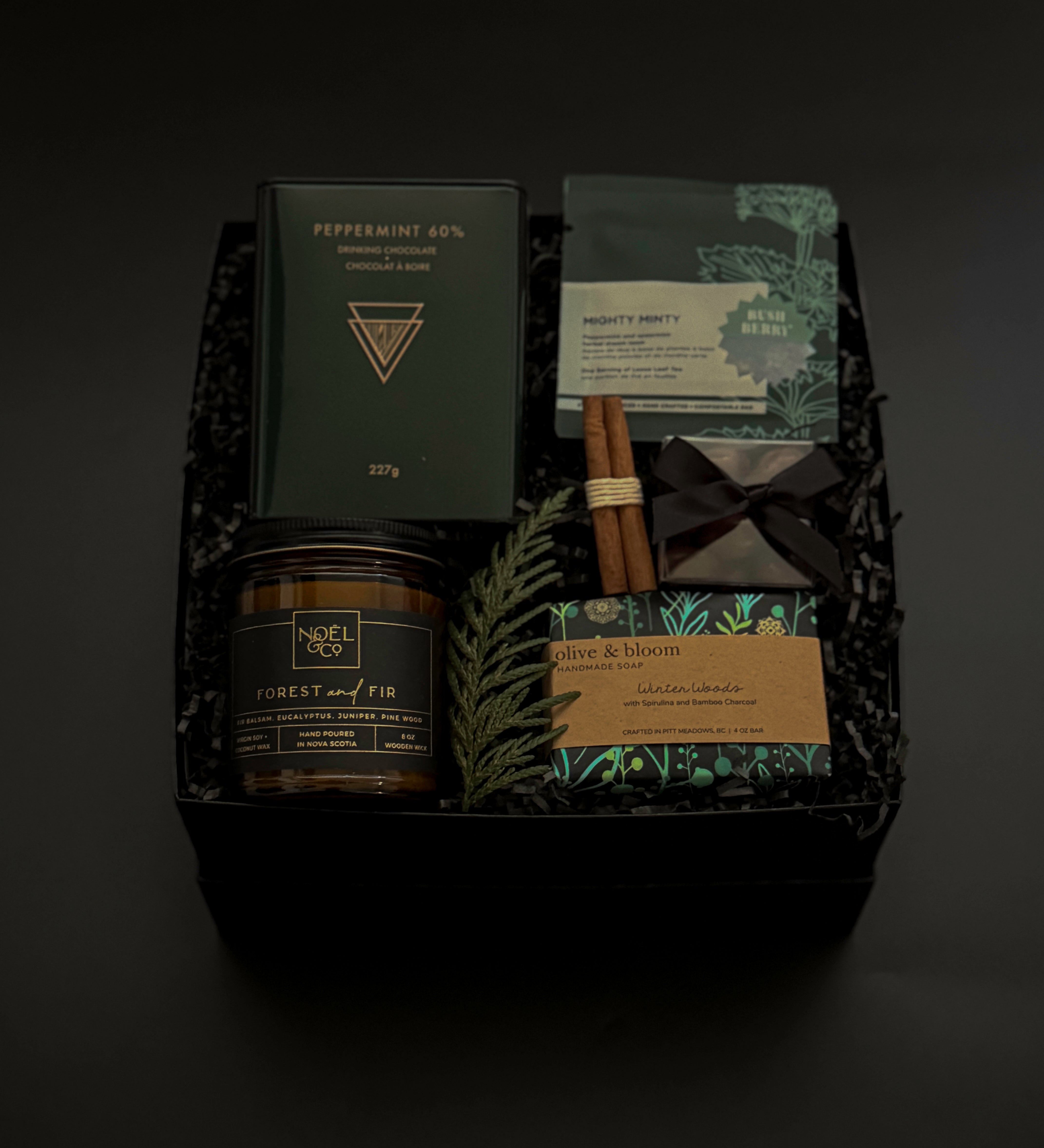 Étoile holiday gift box with sparkling wine, artisan chocolate, pretzels, and festive citrus accents.